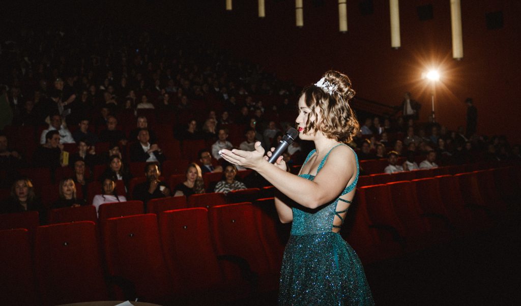 Regisseurin Laura-Alina Blüming bei der Uraufführung im CineStar Kino Düsseldorf 2025