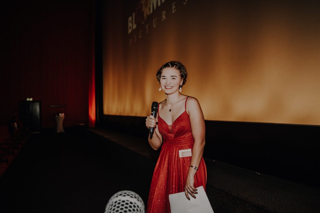 Regisseurin Laura-Alina Blüming hält Rede im CineStar Kino Düsseldorf