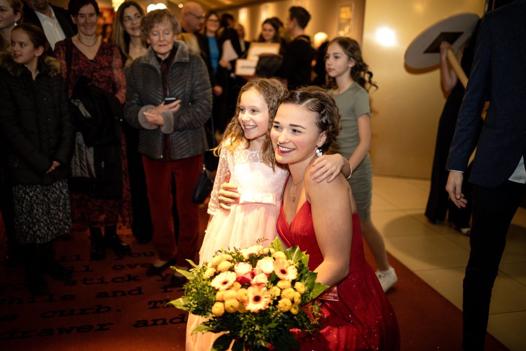 Regisseurin Laura-Alina Blüming mit Hauptdarstellerin Emily Vonsien an der Team-Filmpremiere